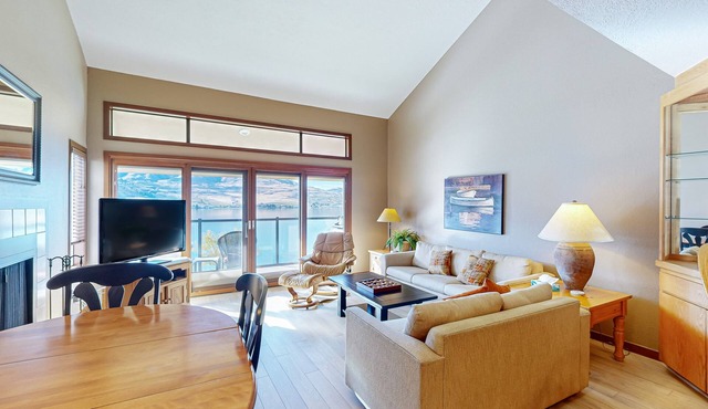 Lakefront Condo with WiFi - Dock Features Shared Hot Tub & Pool