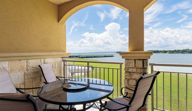Lakefront Corsicana Condo: Pool & Private Balcony!