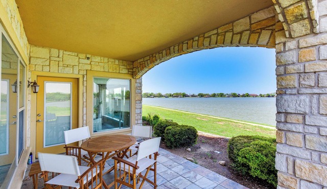 Lakefront Corsicana Condo w/Pool Access!