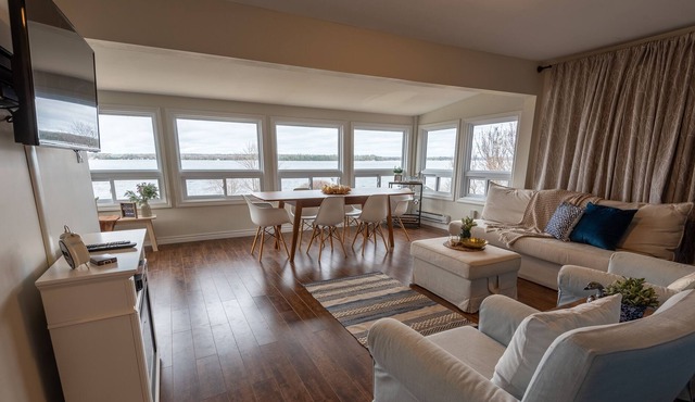 Lakefront Cottage With Hot Tub!!