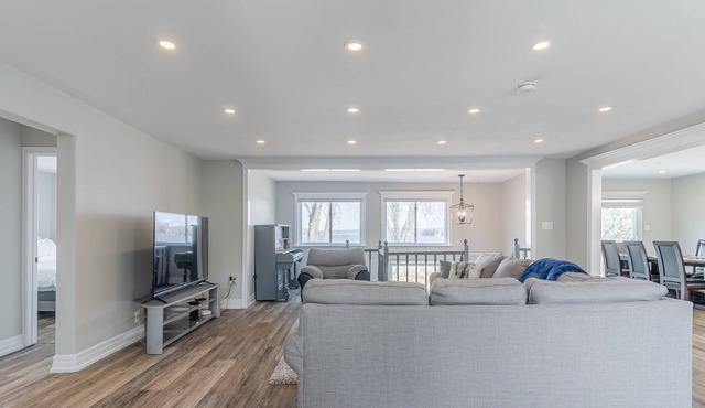 Lakefront Cottage with Hot Tub and Pool Table