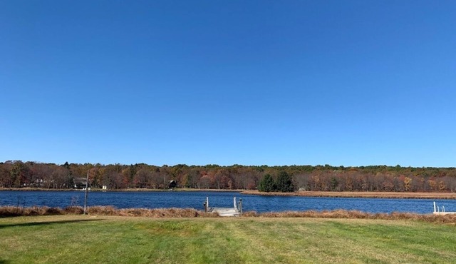 Lakefront Cottage w Fireplace, Private Lake Access, Dock, Big Yard, Free Boating