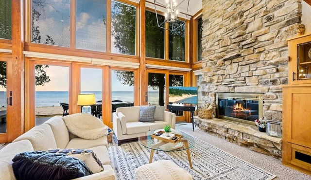 Lakefront cottage w/sand beach & waterfront deck