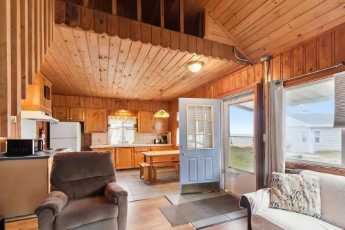 Lakefront Cottages 4 & 5 - 6BR Retreat for 12