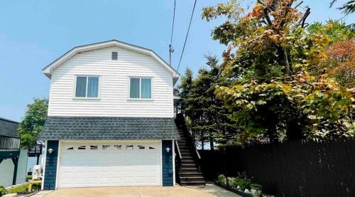 Lakefront Cottage with Spacious Deck and Great Views in NY