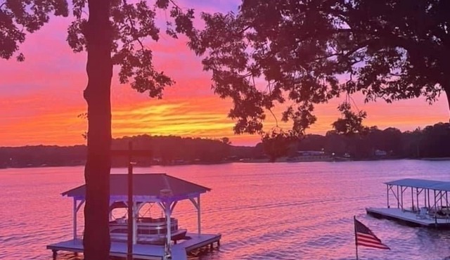 Lakefront Cottage: 2 Kings, Boat Launch, Swim Dock, Firepit, 3 Patios, Lilypad