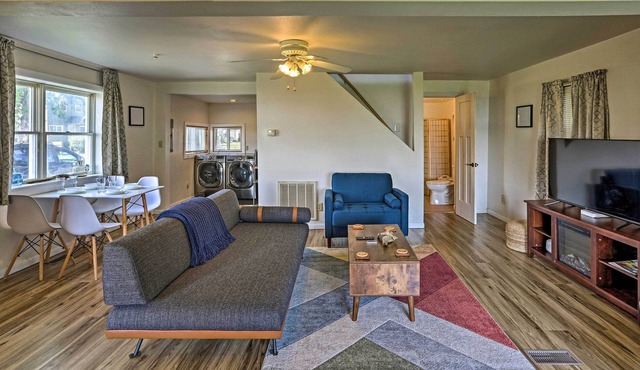 Lakefront Cottage 6 Miles to Downtown Toledo!