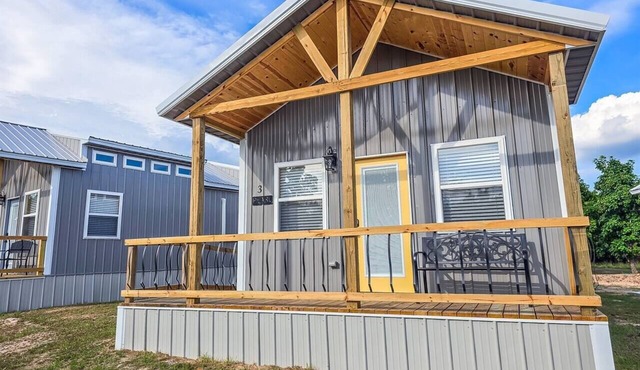 Lakefront Cottage at Belle Starr Marina