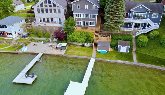 Lakefront Cottage at Crooked Lake, Indiana to sleep 10-12