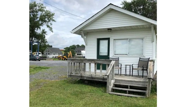 Lakefront cottage at Lockview Marina