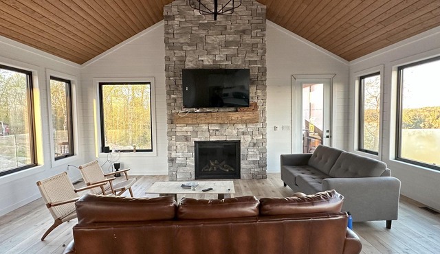Lakefront Cottage Beautiful Sunset Views. 3000sqft, Sleeps 16, 2.5 Private Acres