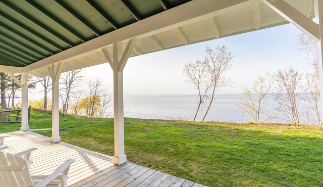 Lakefront Cottage - Best of Both