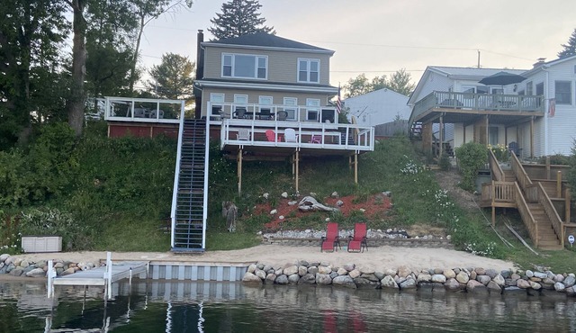 Lakefront Cottage- big enough for your family, plus more!
