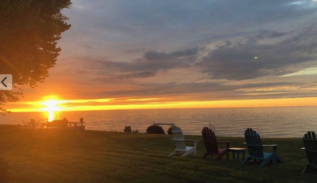 Lakefront Cottage BOOK 3 nights in 2025 get 4th free. Must msg for discount.