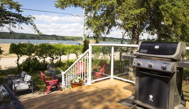 Lakefront Cottage in Manitou Beach - Three Bedroom Cottage, Sleeps 8