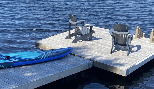 Lakefront Cottage in Peaceful Setting with Brilliant Sunsets