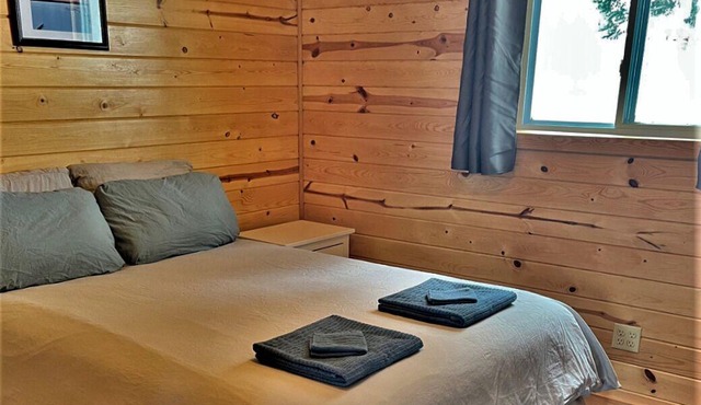Lakefront Cottage with wood fired Hot tub and infrared Sauna