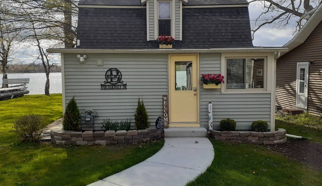 Lakefront cottage, close to E. Lansing. MSU, weddings, golf. Sleeps 2-4. Fish!