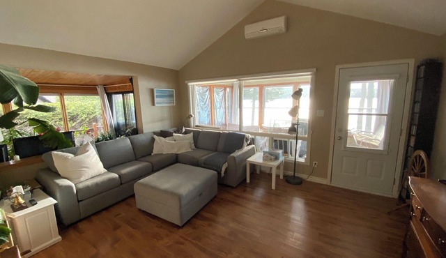 Lakefront Cottage close to ski slopes in the Eastern Townships