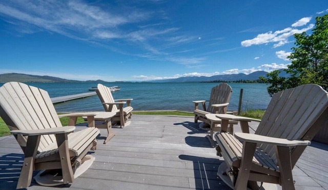 Lakefront Cottage! Day dock! Free WIFI! Gym Onsite