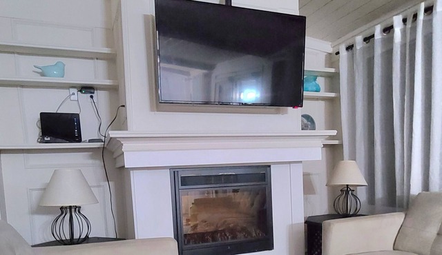 Lakefront cottage - Erie Breeze w/wifi & sat.tv.
