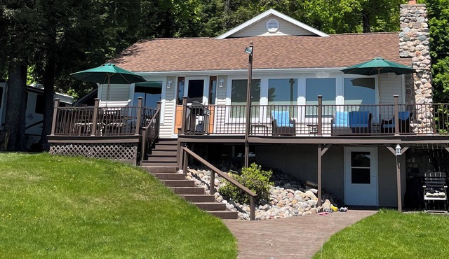Lakefront cottage for your Northwoods family vacation!