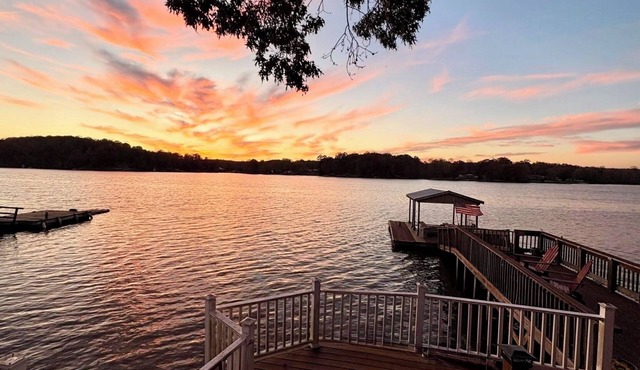 Lakefront cottage-gas fire pit, hammock, kayaks & gorgeous views!