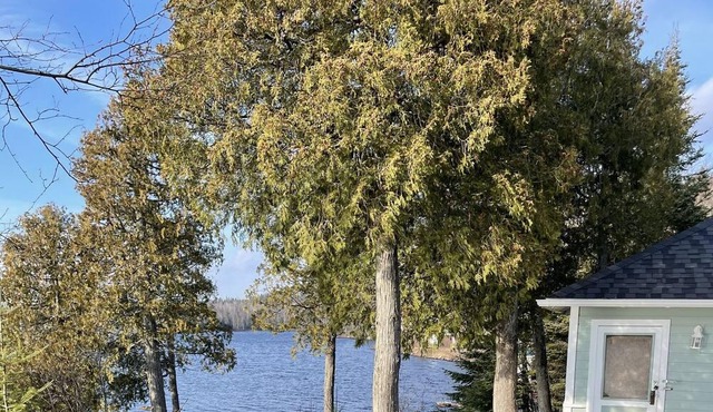 Lakefront cottage getaway. Fully furnished 3-bedroom log cabin.