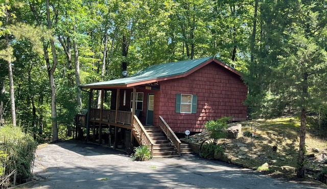 Lakefront Cottage Greers Ferry Lake - Steps away from the Beach