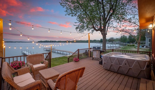 Lakefront Cottage-Kayaks, Hot Tub, Firepit & Dock