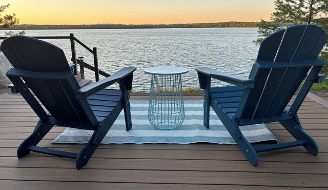 Lakefront cottage, kayaks, fire pit, AC, WiFi, deck, 140ft private frontage.