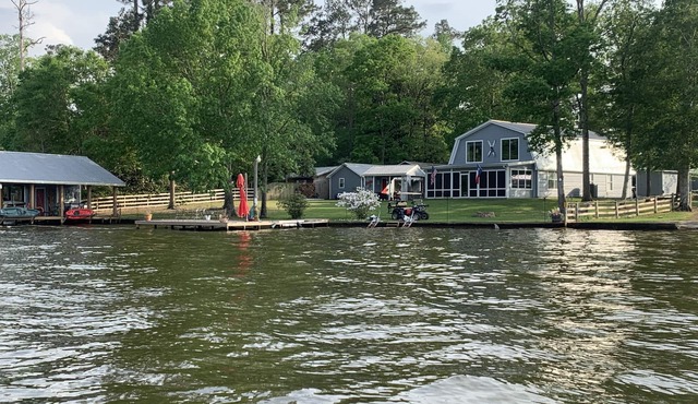 Lakefront cottage located in forested East Texas