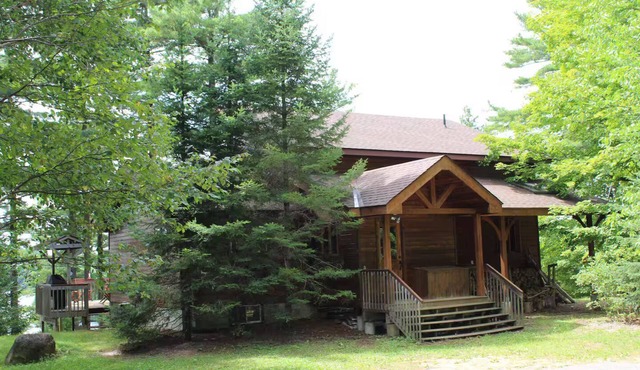 Lakefront Cottage. Luxury in a Wilderness Setting