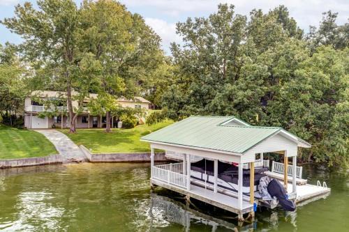 Lakefront Cottage near Bristol & Johnson City