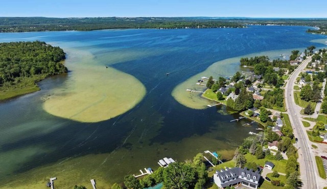 Lakefront Cottage near Petoskey and Lake Michigan