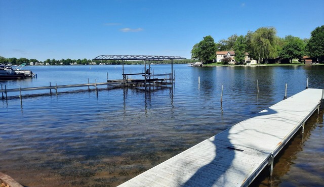 Lakefront cottage on 540 acre Wall Lake/spectacular fishing & sunset views.