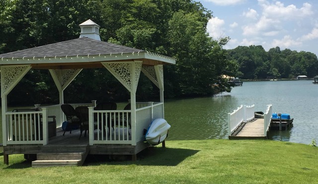 Lakefront Cottage on a Quiet Cove plus Kayaks, Canoe & Pedal Boat