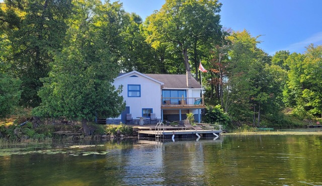 Lakefront cottage on Benson Lake, Rideau Canal