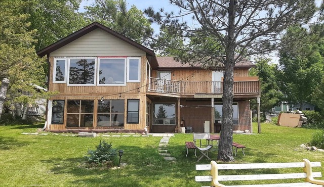 Lakefront cottage on Upper Chemong lake-4 seasons