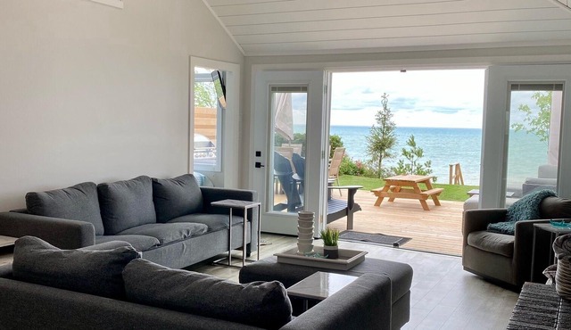 Lakefront Cottage on Lake Huron - with Private Beach!