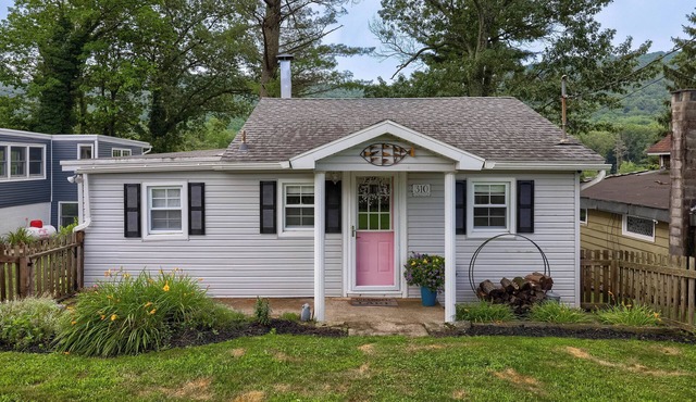 Lakefront Cottage on Moon Lake