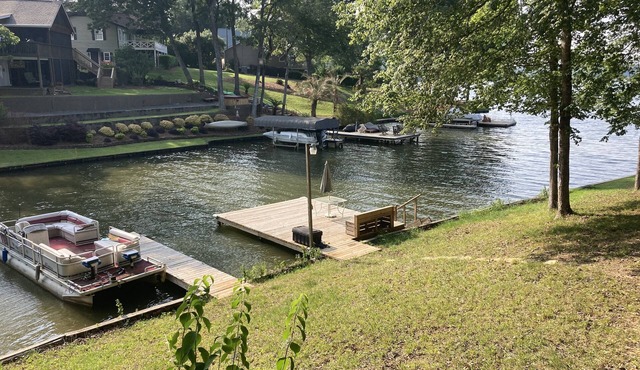 Lakefront cottage on rustic setting in cove