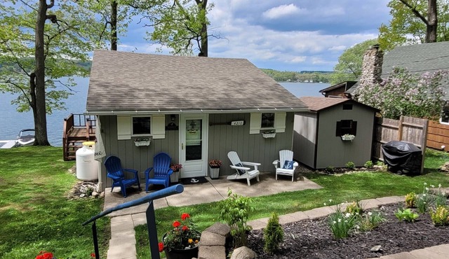 Lakefront cottage on Silver lake near Letchworth Park