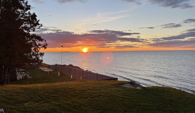 Lakefront Cottage on Lake Huron w/100ft Sandy Beach