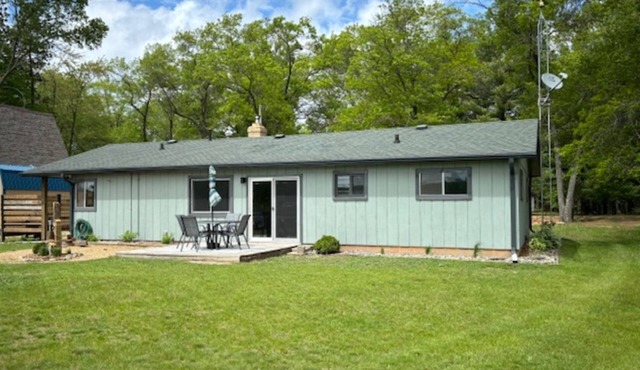 Lakefront Cottage on Washington Lake with Channel Access to Shawano Lake…