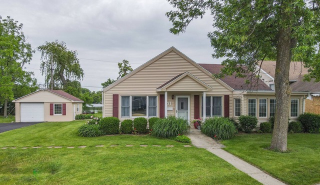Lakefront Cottage Sleeps 6
