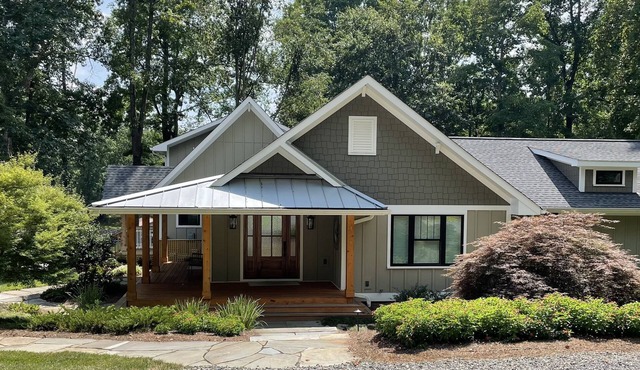 Lakefront Cottage, spacious and completely renovated craftsman home