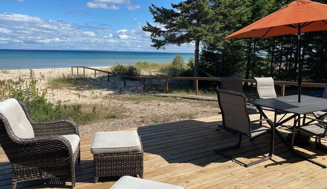 Lakefront Cottage on Soft Sand