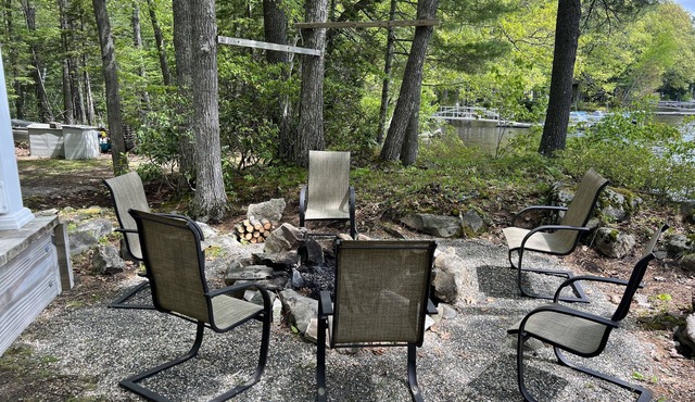 Lakefront Cottage, 35' from waters edge!