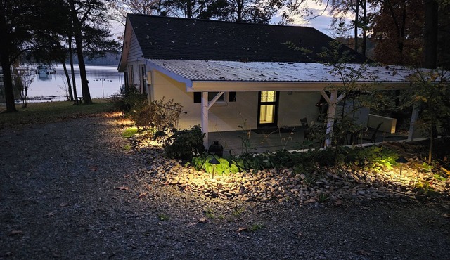 Lakefront Cottage w/Private Dock, Firepit & Quiet Cove – Trailer Parking